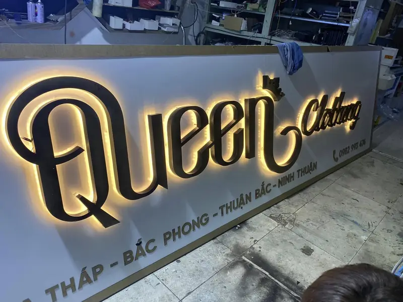 Queen Clothing — chữ nổi LED hắt sáng