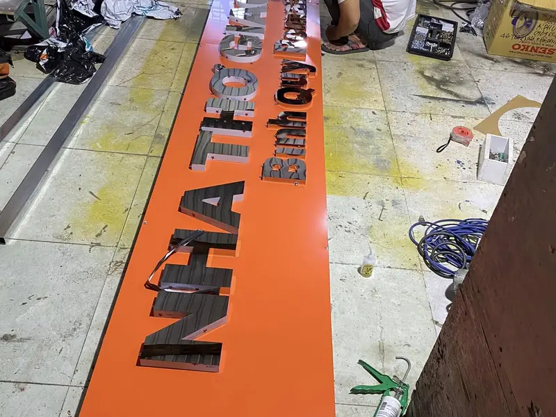 Chữ cắt tại xưởng