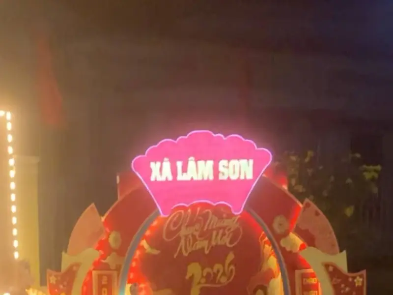 Tết 2026 — cổng chào ban đêm