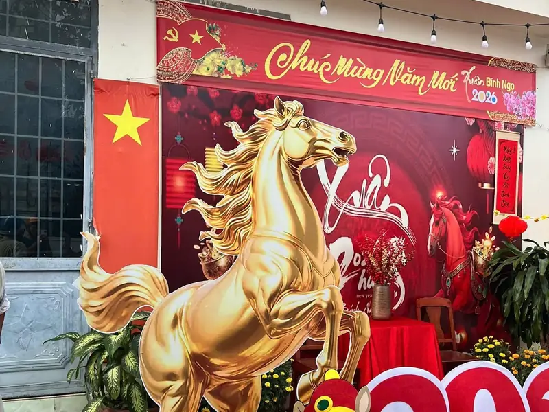 Tết 2026 — tiểu cảnh ngựa vàng