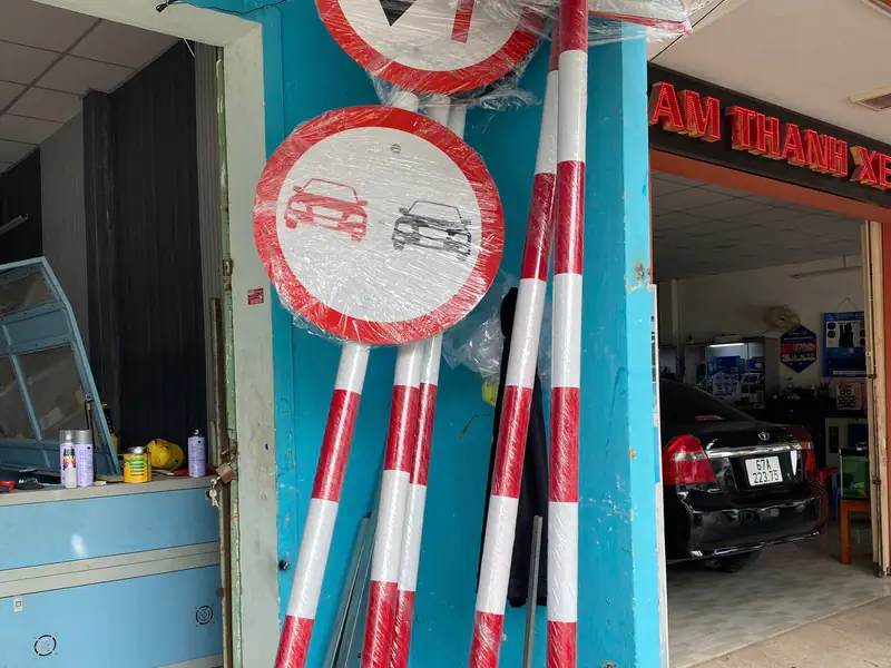 Cột biển báo giao thông